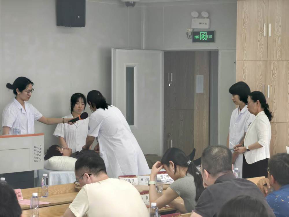 学员们在模拟实施教学查房