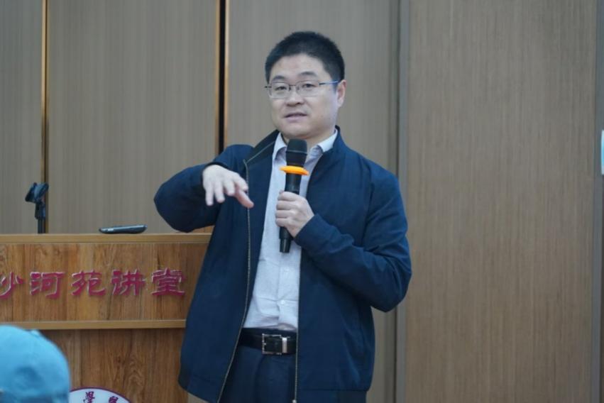 A person holding a microphone

AI-generated content may be incorrect.