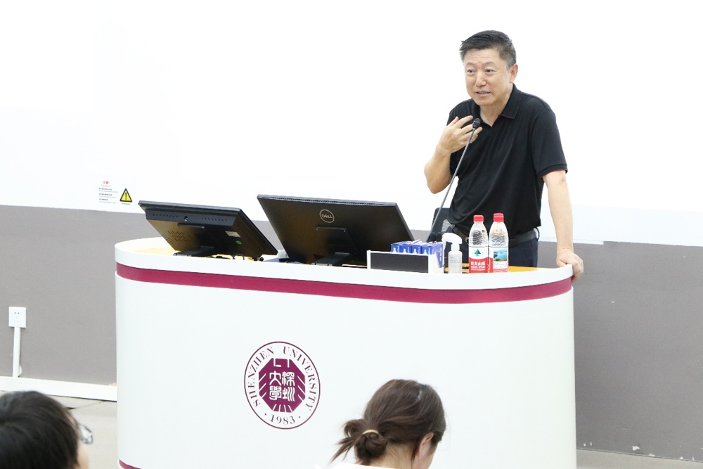男人站在桌子上

AI 生成的内容可能不正确。