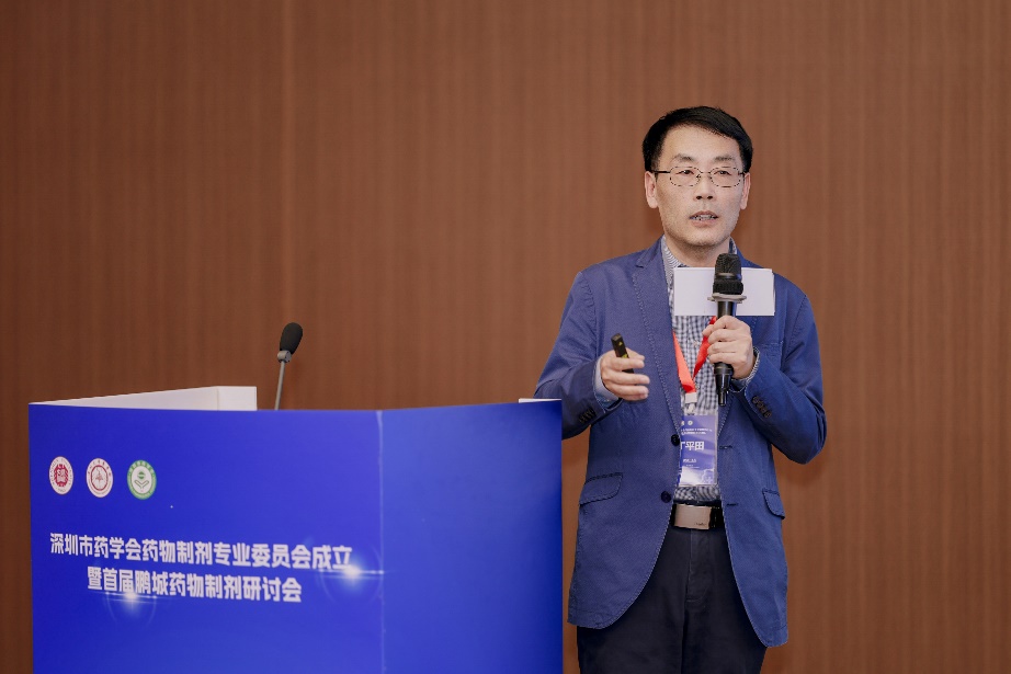 穿蓝色衣服的男人站在一起

AI 生成的内容可能不正确。