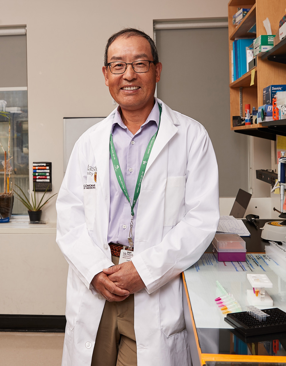 A person standing in a room

Description automatically generated