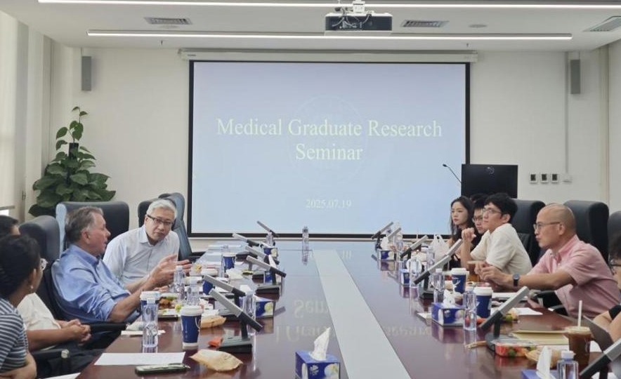 医学部举办“大师面对面”研究生座谈会