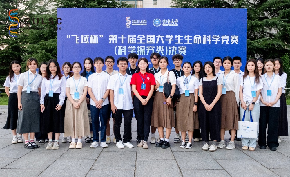 一群人站在一起合影

AI 生成的内容可能不正确。
