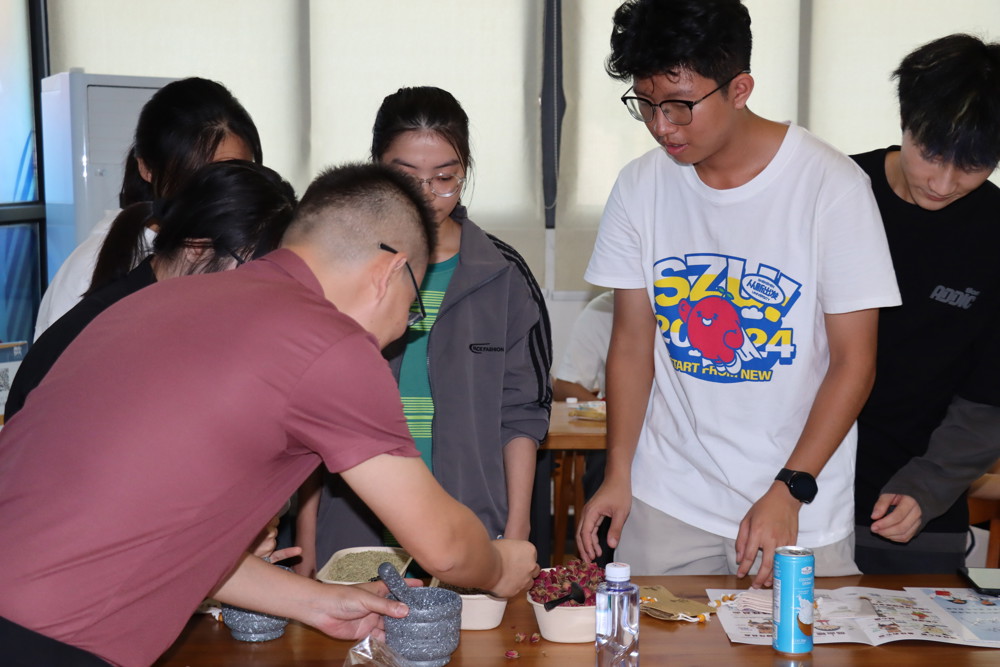 老师与同学一同体验中式药材香囊制作