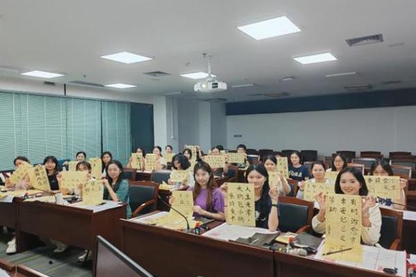 医学部班级主题活动圆满结束，促进学生全面发展，展现学子风采