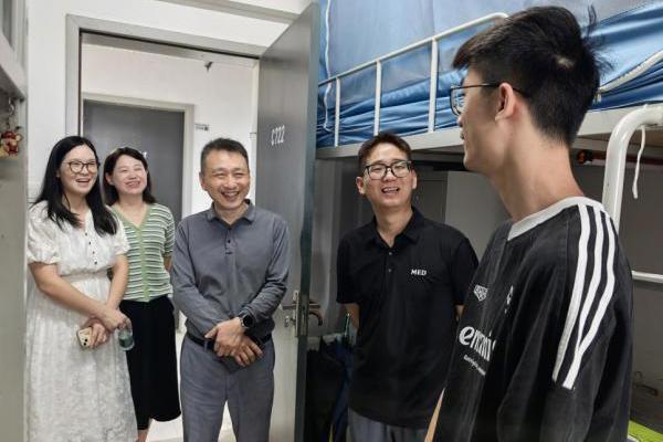 情系学子暖人心——医学部领导带队走访暑期留校学生宿舍