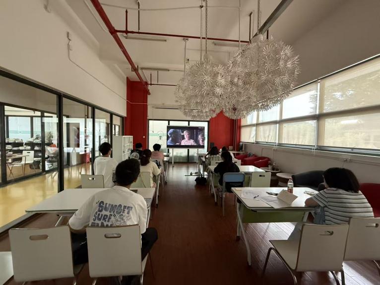 房间里的餐厅

AI 生成的内容可能不正确。