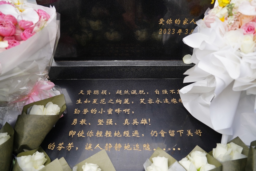 桌子上的粉色蛋糕

AI 生成的内容可能不正确。