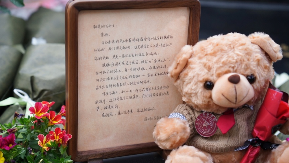 小熊娃娃

AI 生成的内容可能不正确。