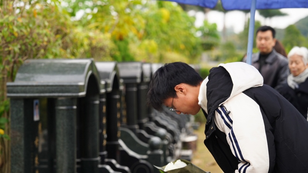 穿黑色衣服的男人在街道上

AI 生成的内容可能不正确。