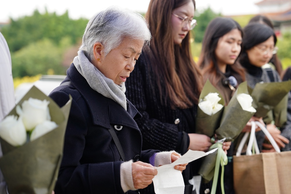 男人和女人在接吻

AI 生成的内容可能不正确。