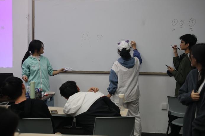 一群人在台上演讲

AI 生成的内容可能不正确。