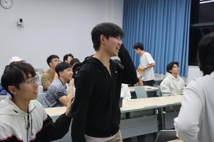 会议室里的人们

AI 生成的内容可能不正确。