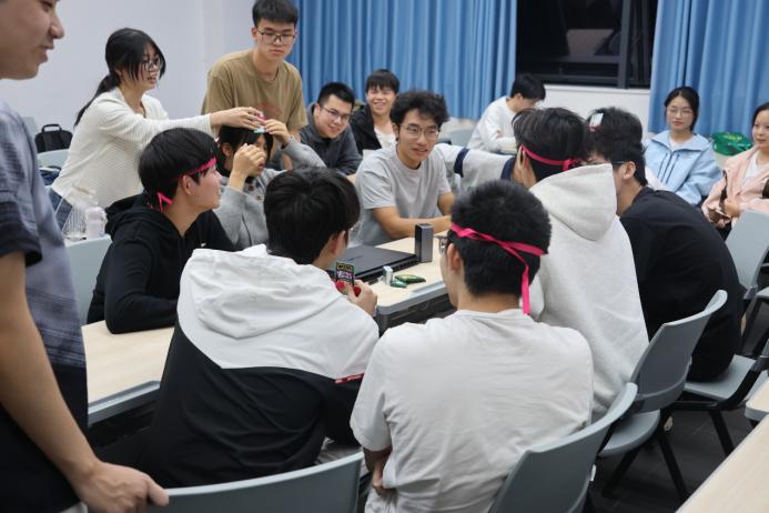 会议室里的人们

AI 生成的内容可能不正确。