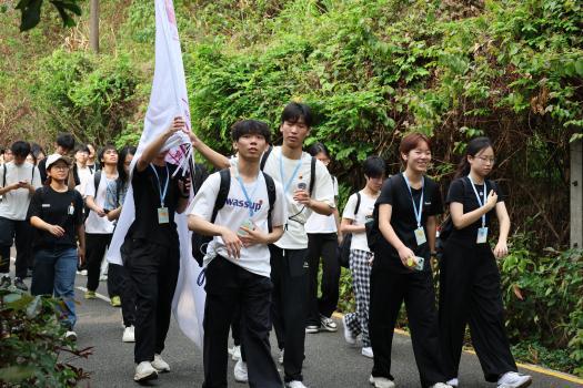 “一站式”学生社区 | 清明祭英烈，薪火永相传——惟品学生社区组织师生开展深圳市烈士陵园纪念活动