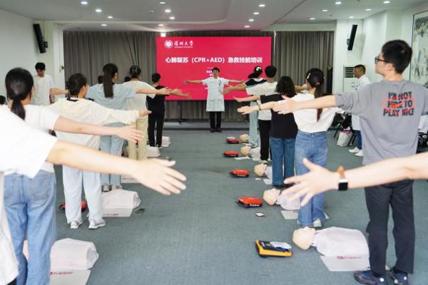 深医先锋引领・守护生命防线 —— 医学部联合校医院开展心肺复苏（CPR+AED）急救培训联合党日活动