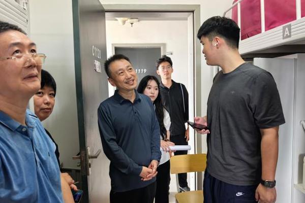 医学部开展新学期学生宿舍走访工作